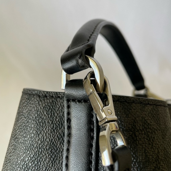 Michael Kors Bucket Purse - Picture 4 of 6